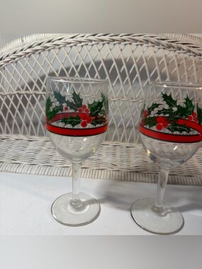 Set of 2 Libbey Holly and Berries Christmas Goblets 10oz Wine Glasses Vintage